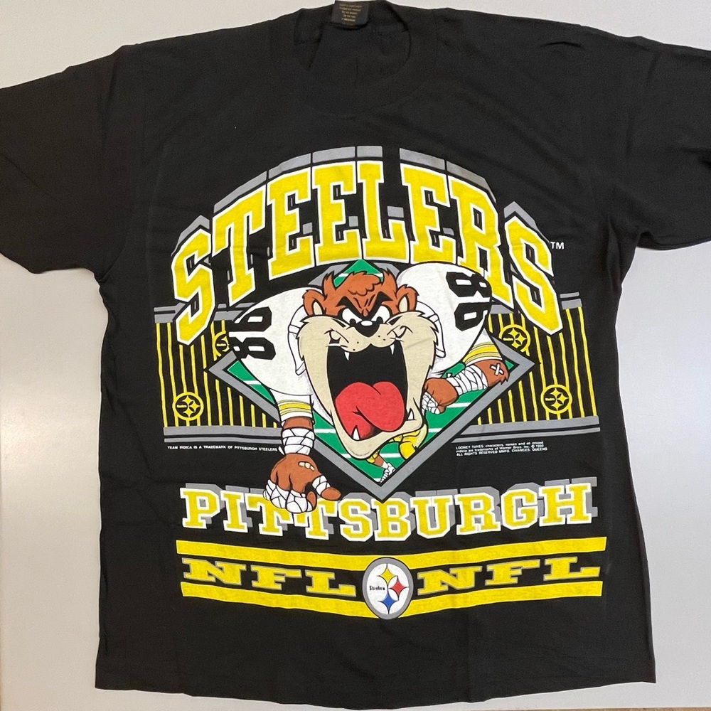 Vintage 1992 Pittsburg Steelers Looney Tunes Taz (Tasmanian Devil) Men’s T-shirt